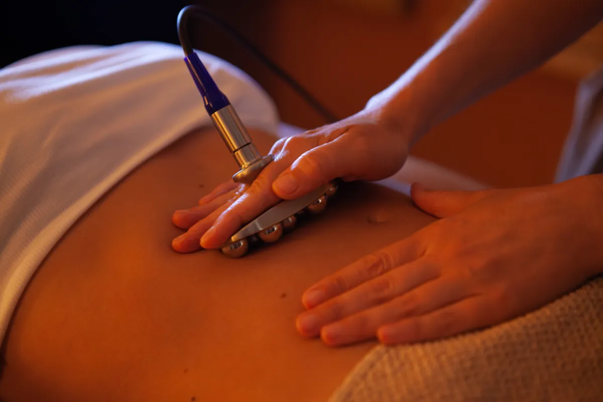 Detalle del electrodo Shell de INDIBA Body Sculpt trabajando el abdomen