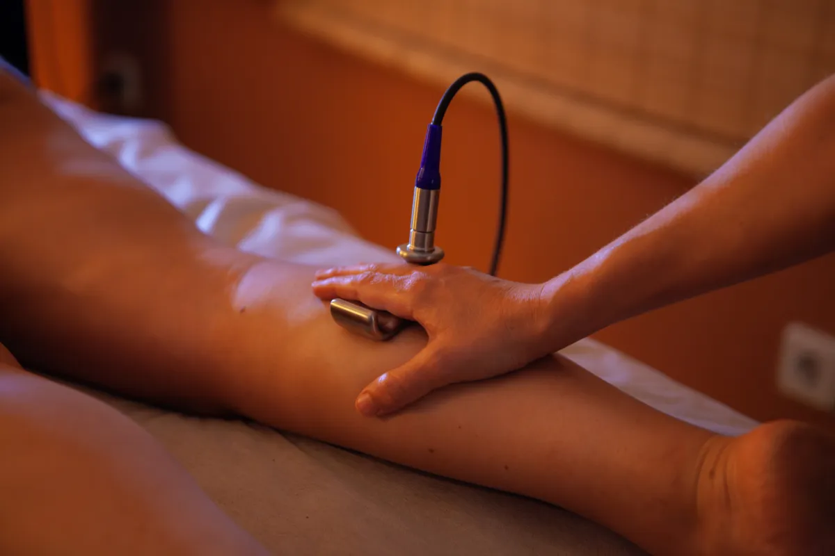 Detalle del electrodo Wave de INDIBA Body Sculpt durante el tratamiento